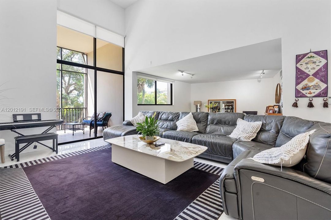 En Venta: $750,000 (2 camas, 3 baños, 2500 Pies cuadrados)