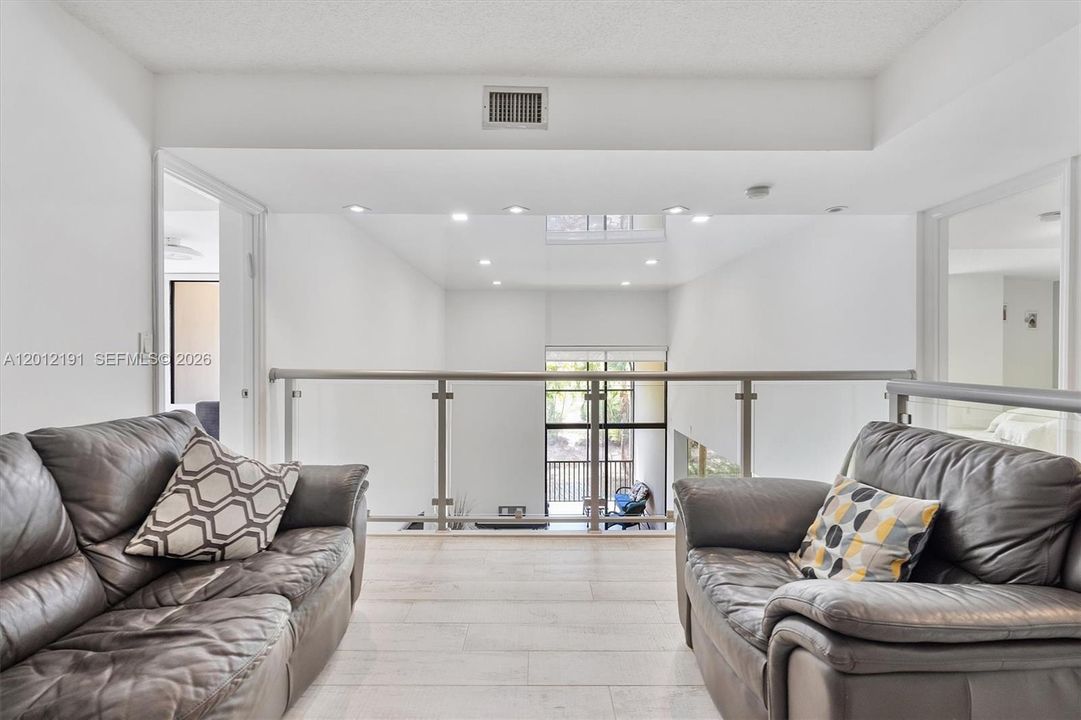 En Venta: $750,000 (2 camas, 3 baños, 2500 Pies cuadrados)
