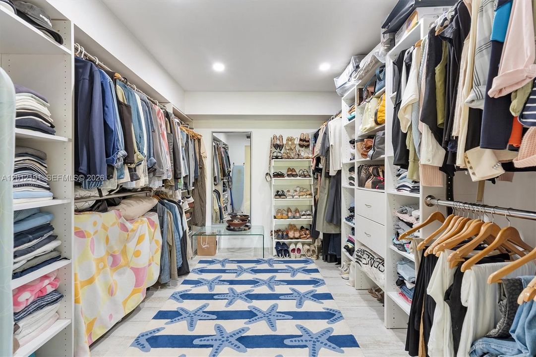 En Venta: $750,000 (2 camas, 3 baños, 2500 Pies cuadrados)