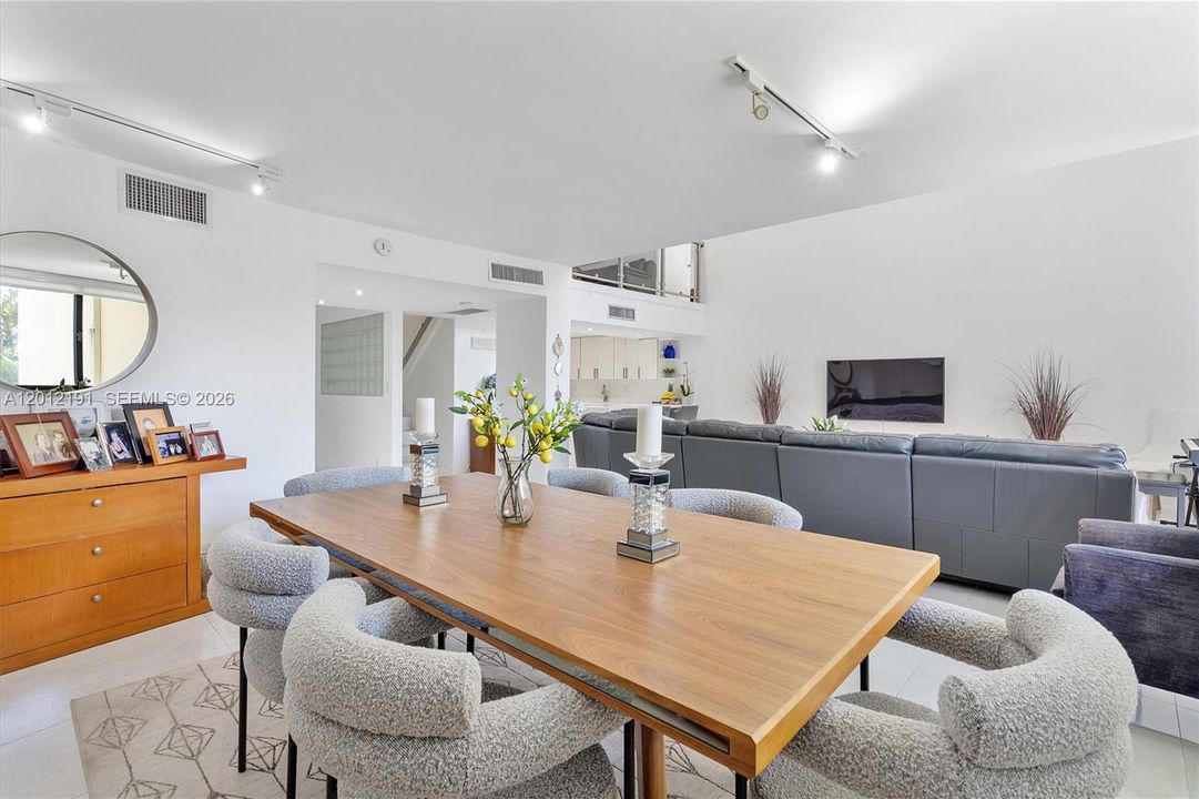 En Venta: $750,000 (2 camas, 3 baños, 2500 Pies cuadrados)