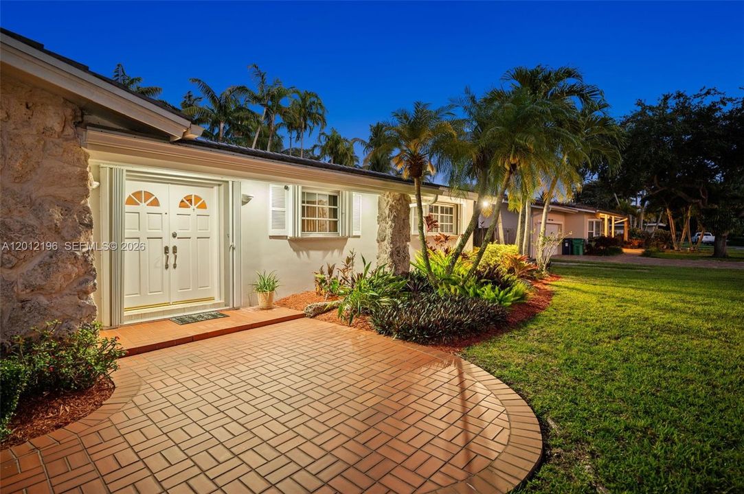 For Sale: $1,100,000 (3 beds, 2 baths, 1576 Square Feet)