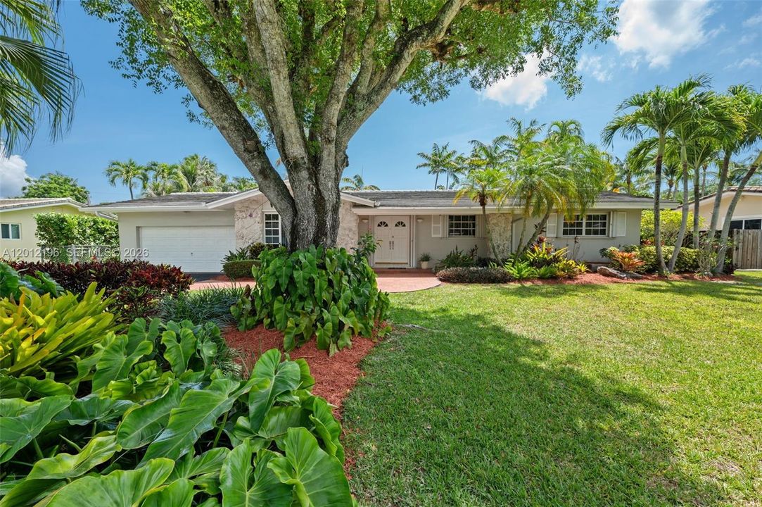 For Sale: $1,100,000 (3 beds, 2 baths, 1576 Square Feet)