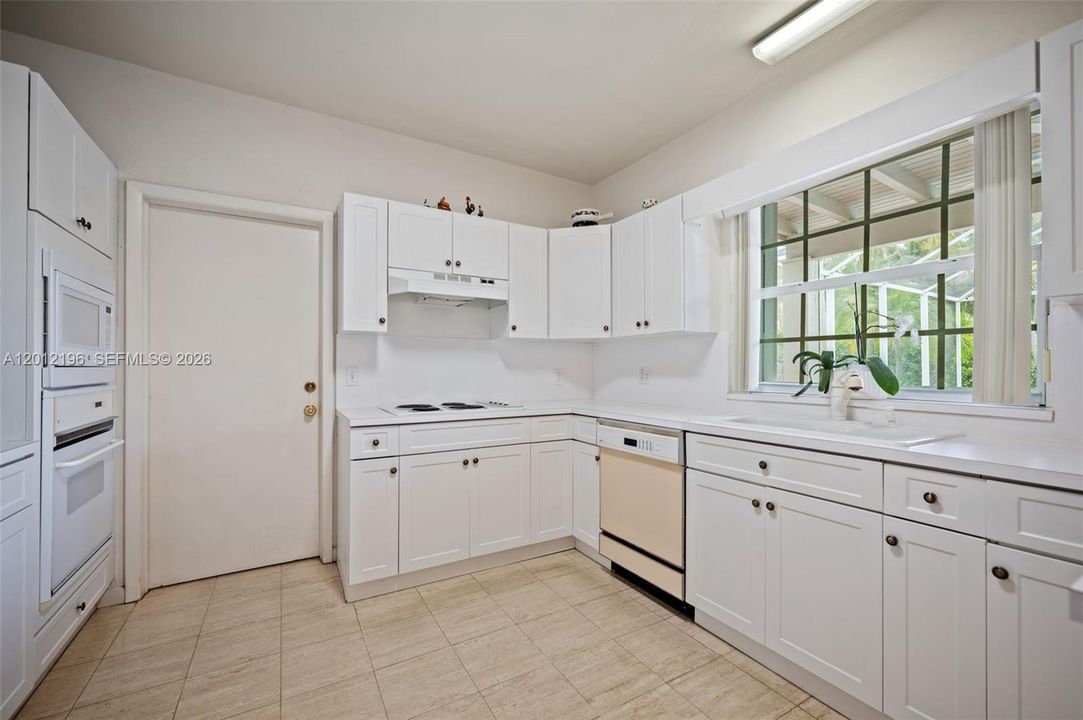 For Sale: $1,100,000 (3 beds, 2 baths, 1576 Square Feet)