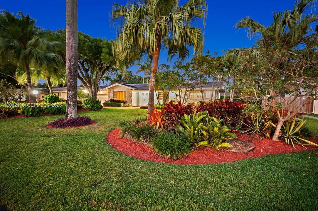 For Sale: $1,100,000 (3 beds, 2 baths, 1576 Square Feet)