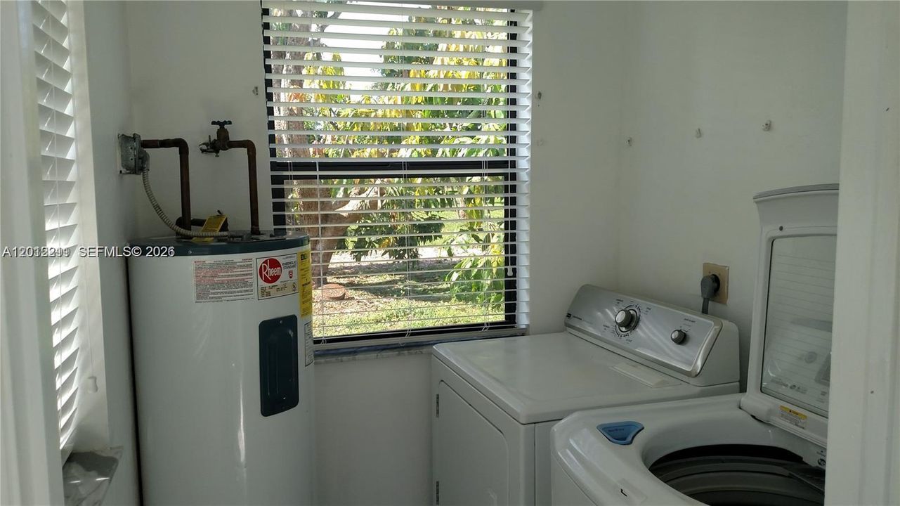 En Renta: $4,000 (4 camas, 3 baños, 2300 Pies cuadrados)