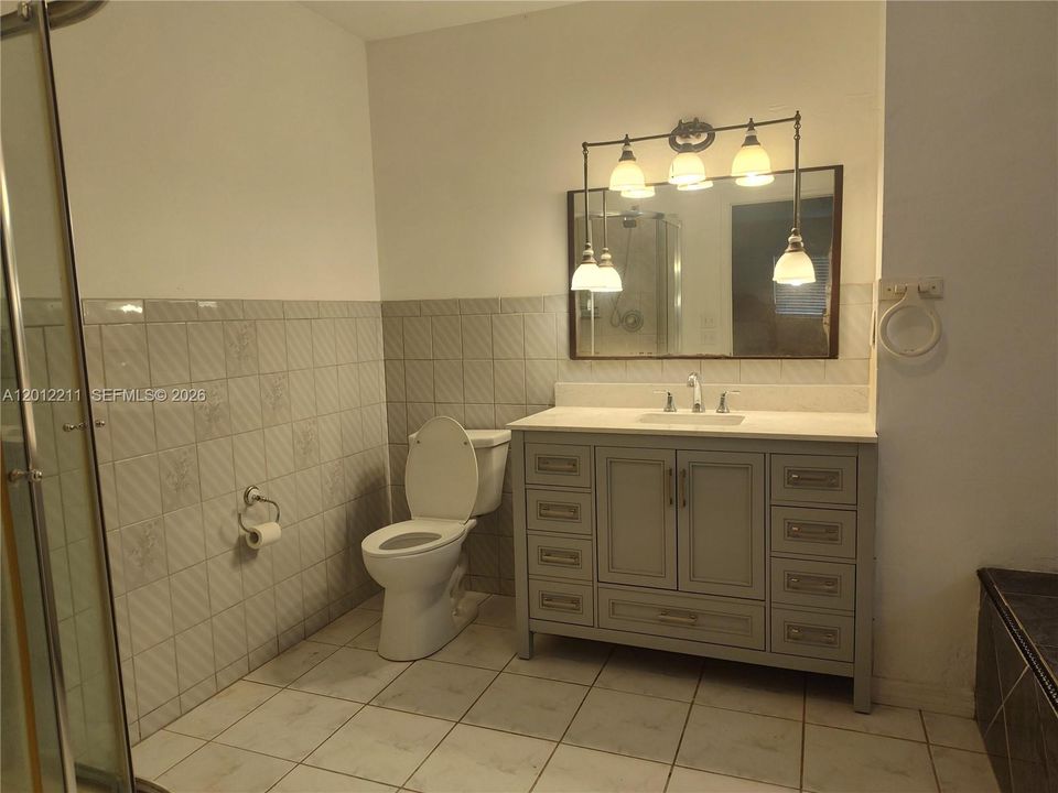 En Renta: $4,000 (4 camas, 3 baños, 2300 Pies cuadrados)