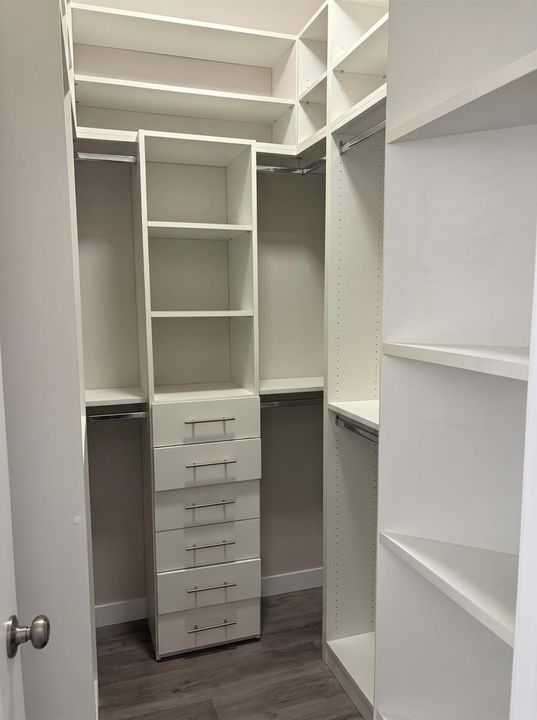 MASTER WALKING CLOSET