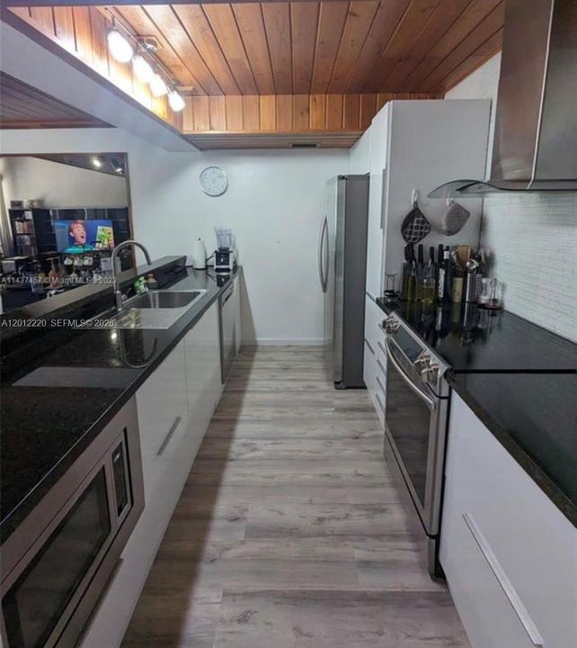 Active With Contract: $3,200 (3 beds, 2 baths, 1511 Square Feet)