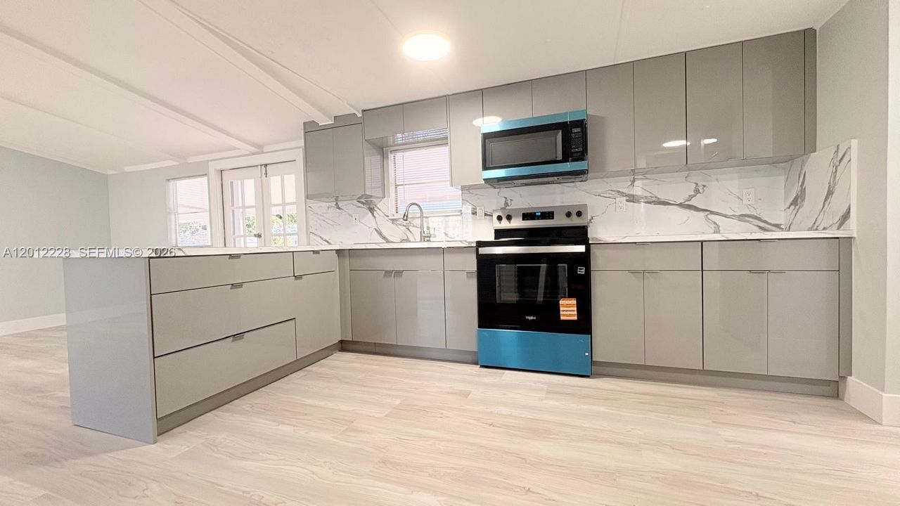 Под контрактом: $309,999 (3 спален, 2 ванн, 1440 Квадратных фут)