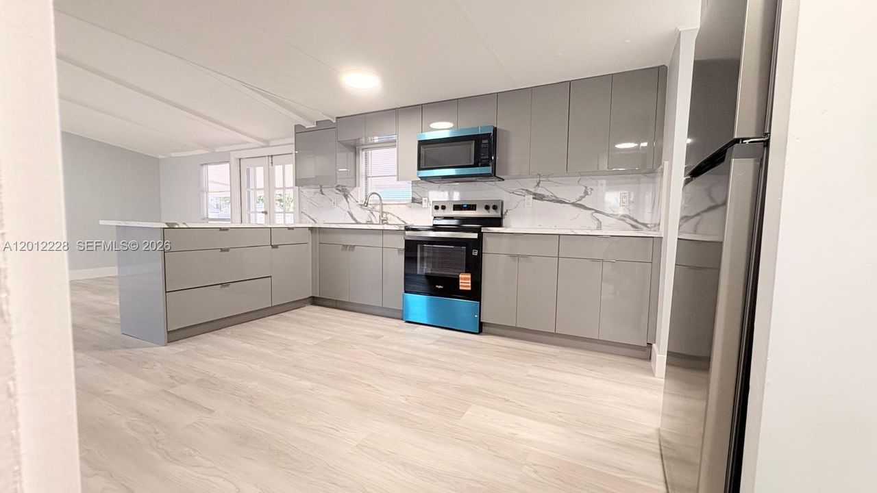 Под контрактом: $309,999 (3 спален, 2 ванн, 1440 Квадратных фут)