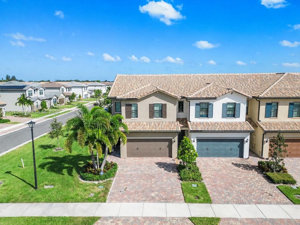 For Sale: $555,000 (3 beds, 2 baths, 1895 Square Feet)