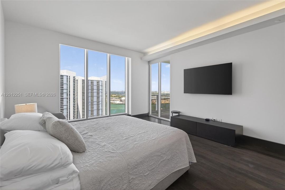 Active With Contract: $1,750,000 (2 beds, 2 baths, 1784 Square Feet)