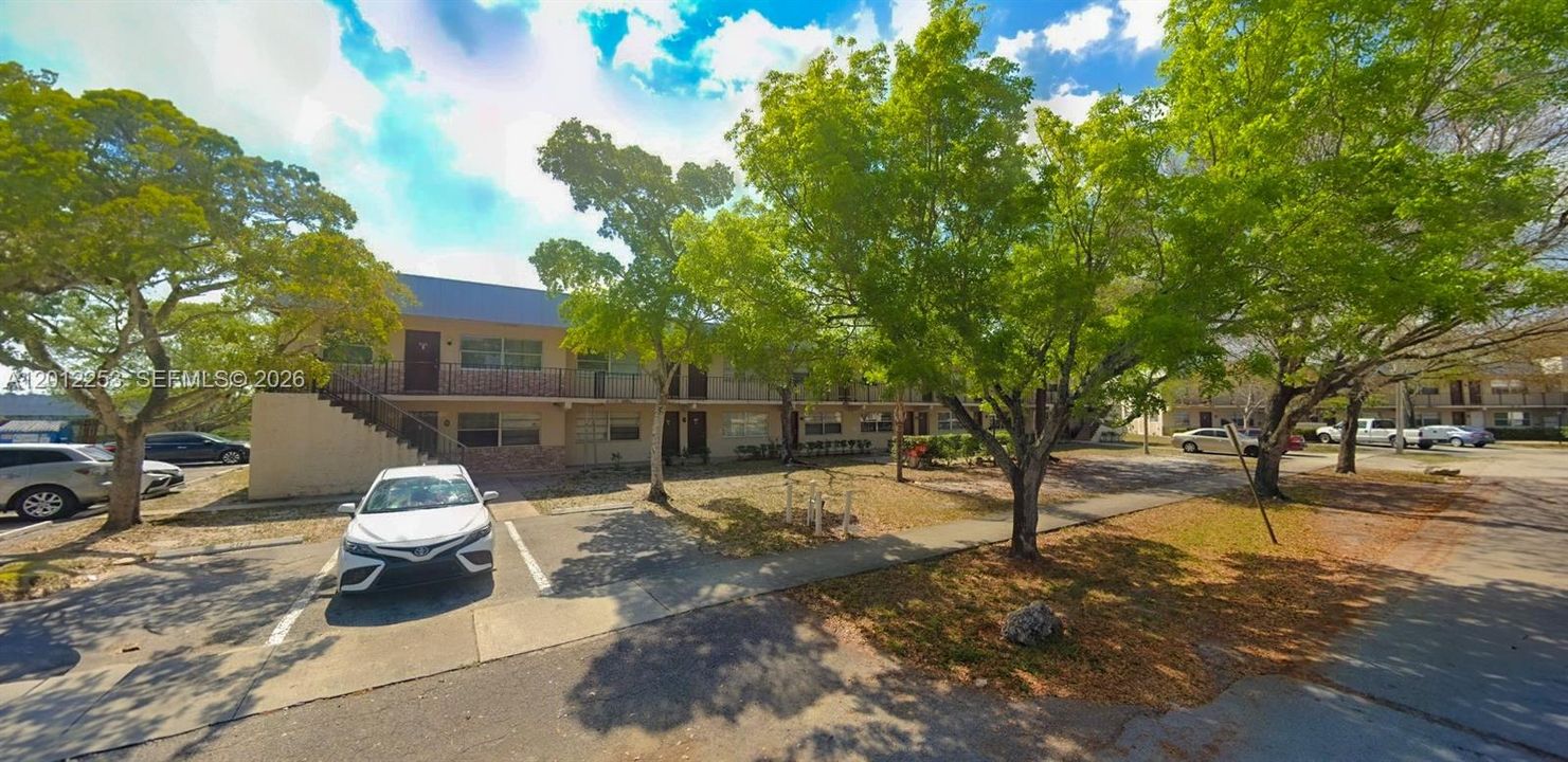Active With Contract: $1,390 (1 beds, 1 baths, 633 Square Feet)