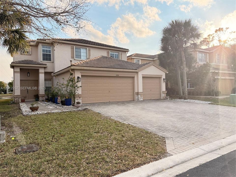 For Rent: $4,195 (5 beds, 3 baths, 2708 Square Feet)