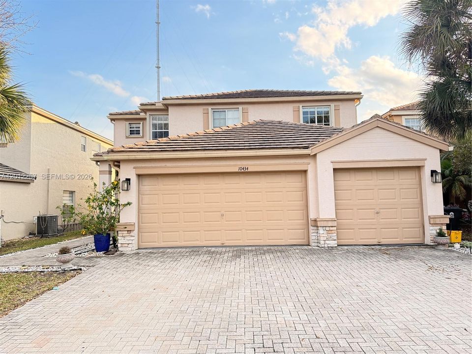 For Rent: $4,195 (5 beds, 3 baths, 2708 Square Feet)