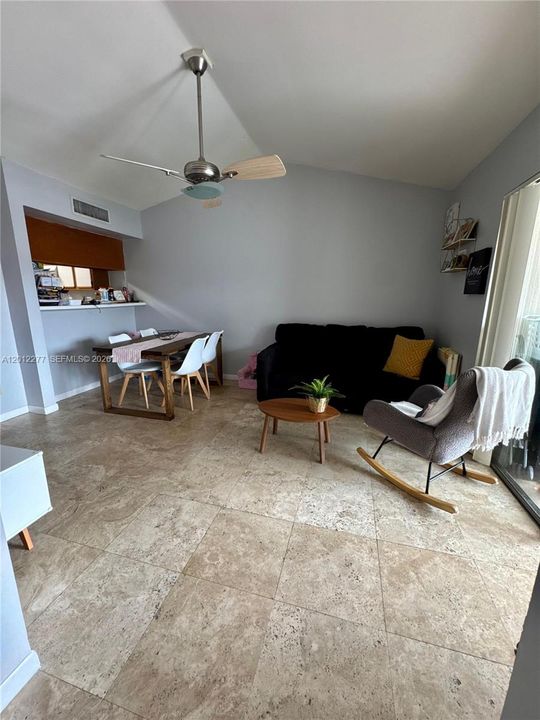 For Rent: $1,750 (1 beds, 1 baths, 693 Square Feet)