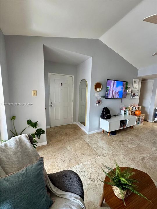 For Rent: $1,750 (1 beds, 1 baths, 693 Square Feet)