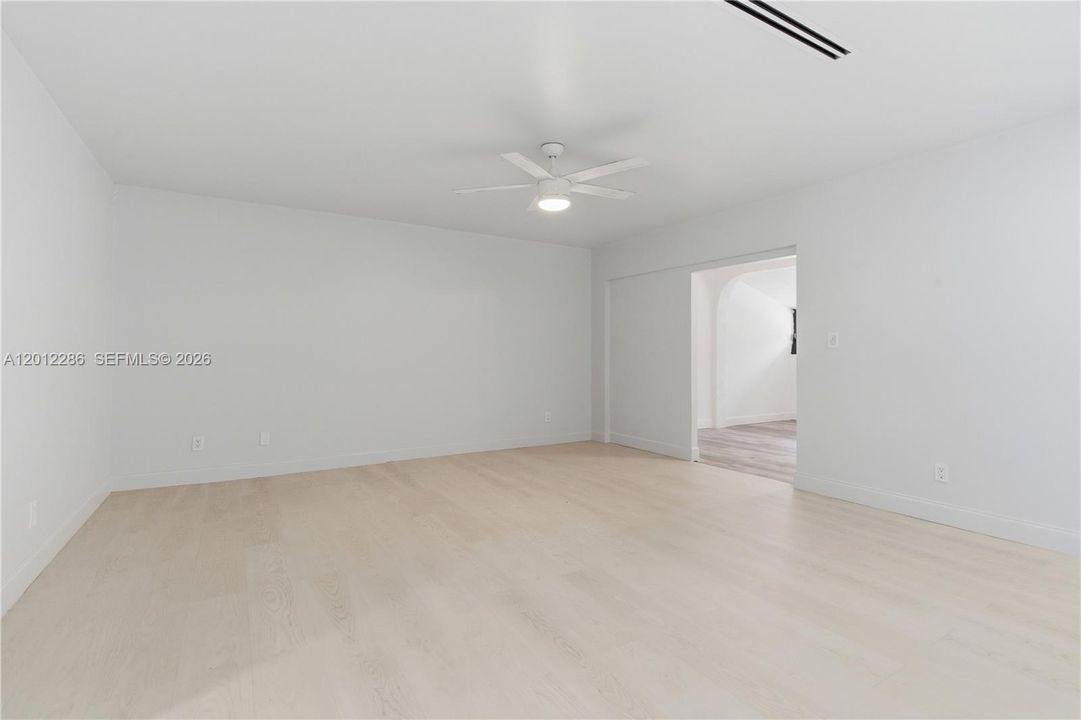 Activo con contrato: $3,700 (2 camas, 2 baños, 2050 Pies cuadrados)