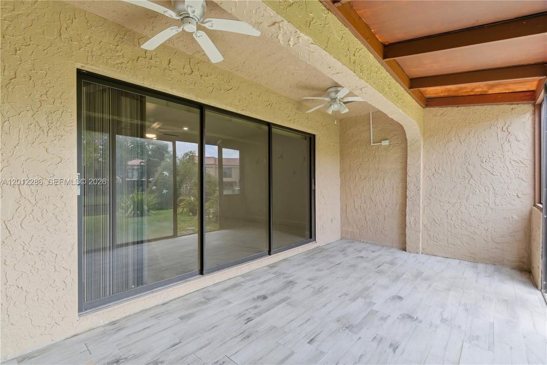 Activo con contrato: $3,700 (2 camas, 2 baños, 2050 Pies cuadrados)
