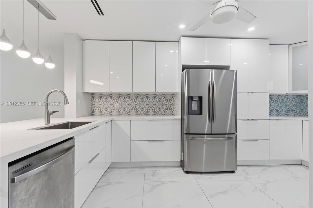 Activo con contrato: $3,700 (2 camas, 2 baños, 2050 Pies cuadrados)