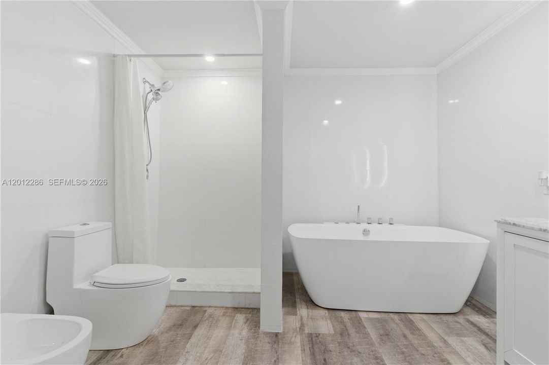 Activo con contrato: $3,700 (2 camas, 2 baños, 2050 Pies cuadrados)