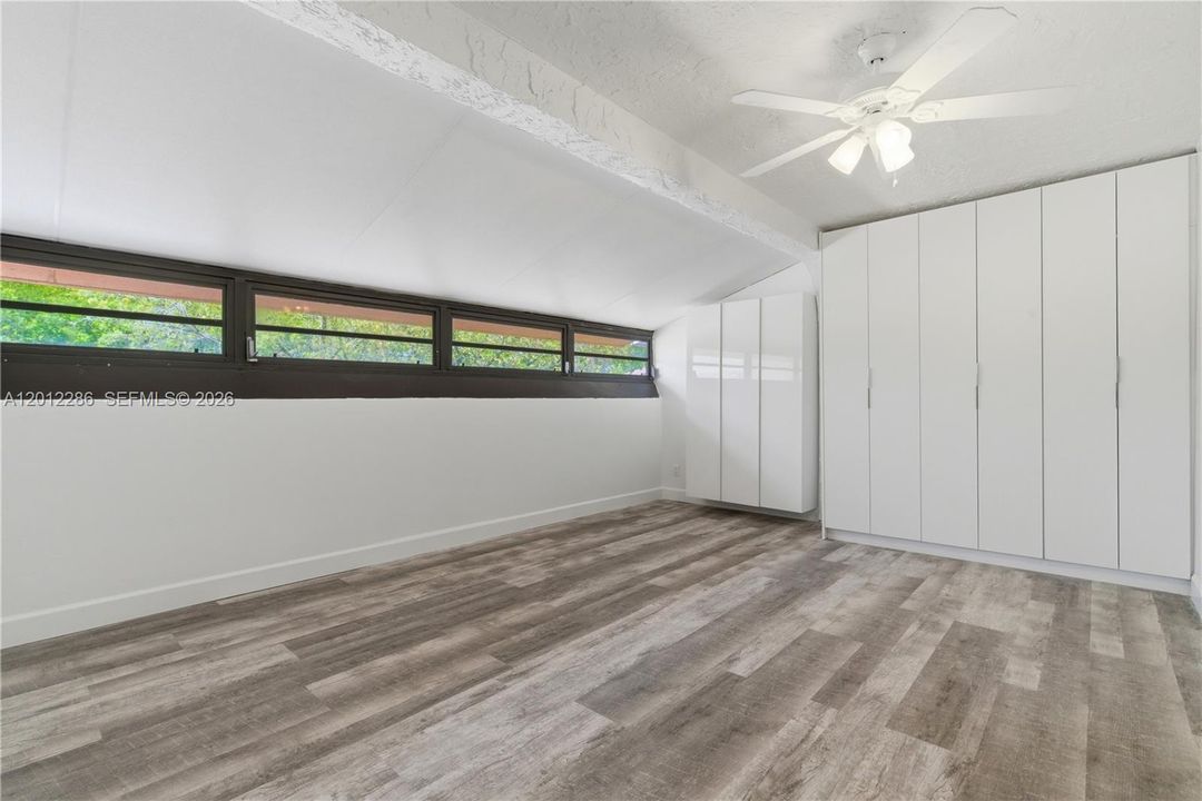 Activo con contrato: $3,700 (2 camas, 2 baños, 2050 Pies cuadrados)