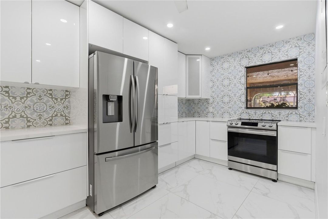 Activo con contrato: $3,700 (2 camas, 2 baños, 2050 Pies cuadrados)