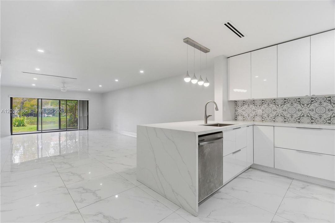 Activo con contrato: $3,700 (2 camas, 2 baños, 2050 Pies cuadrados)