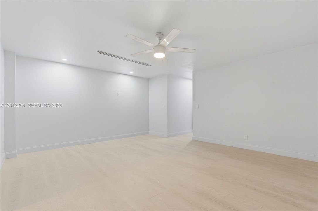 Activo con contrato: $3,700 (2 camas, 2 baños, 2050 Pies cuadrados)
