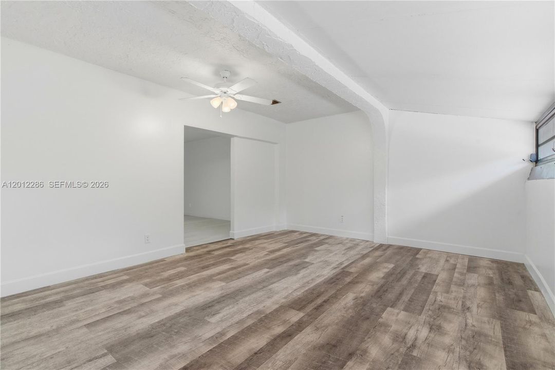 Activo con contrato: $3,700 (2 camas, 2 baños, 2050 Pies cuadrados)