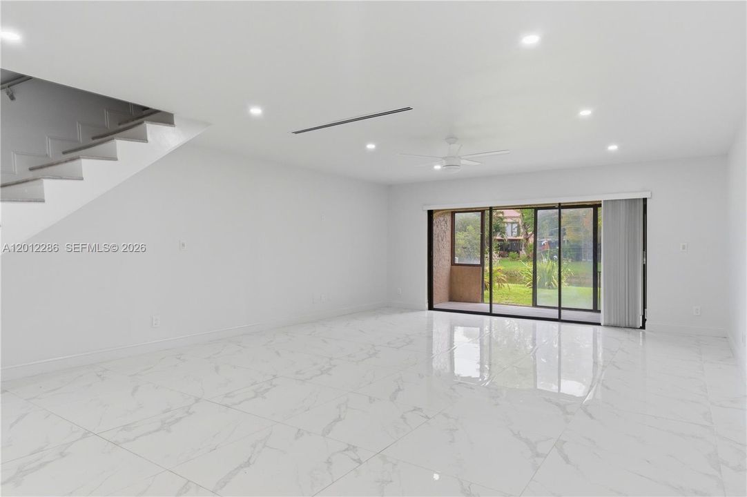Activo con contrato: $3,700 (2 camas, 2 baños, 2050 Pies cuadrados)