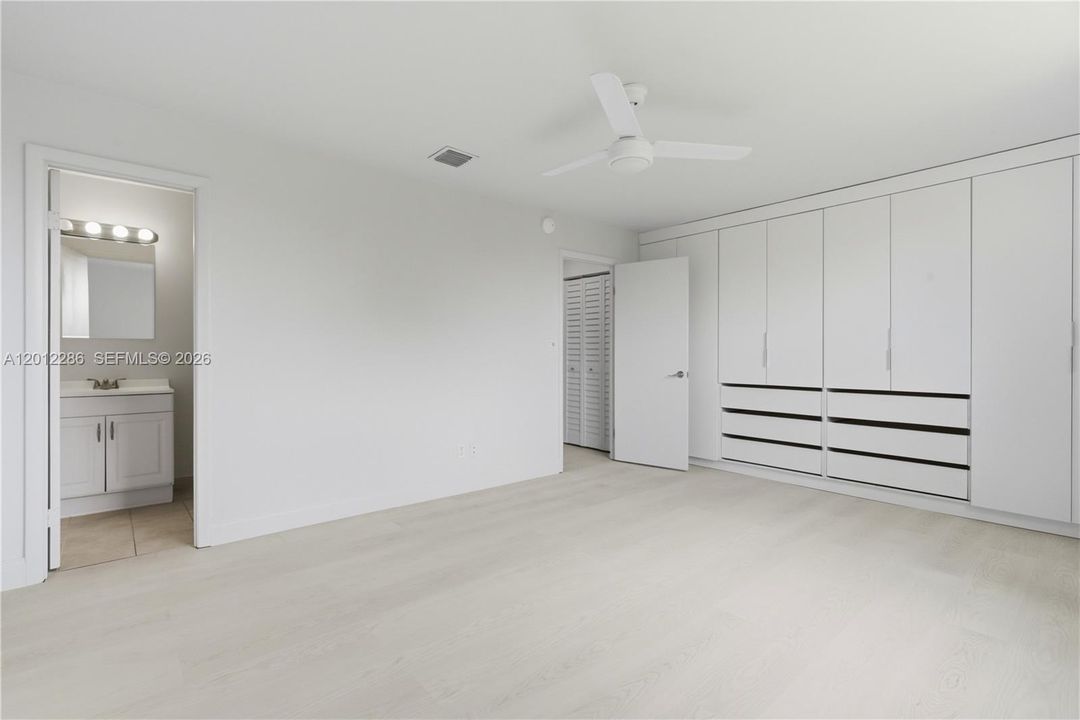 Activo con contrato: $3,700 (2 camas, 2 baños, 2050 Pies cuadrados)