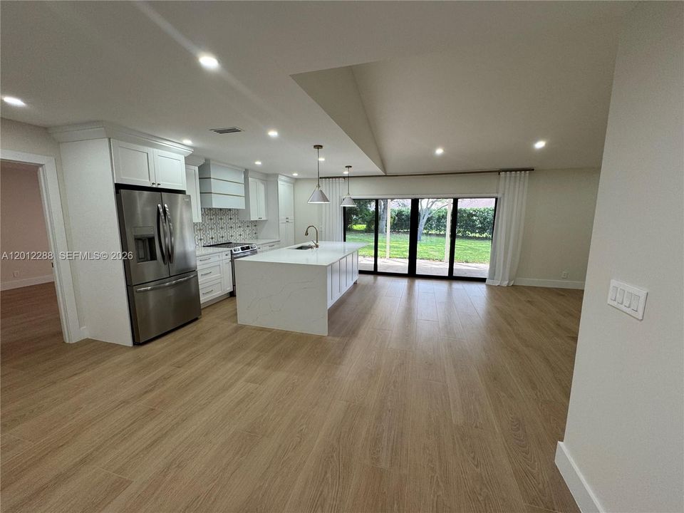 В аренду: $6,000 (4 спален, 2 ванн, 1520 Квадратных фут)