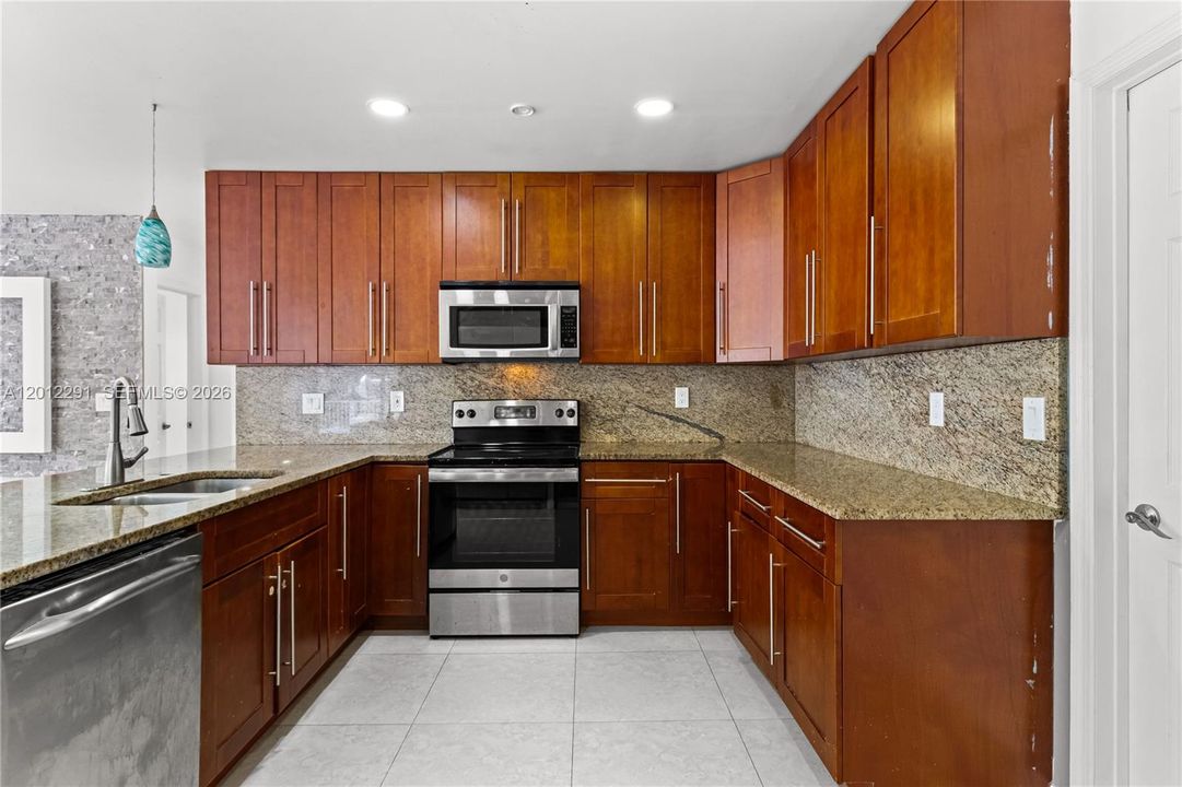 Activo con contrato: $699,000 (3 camas, 2 baños, 1528 Pies cuadrados)
