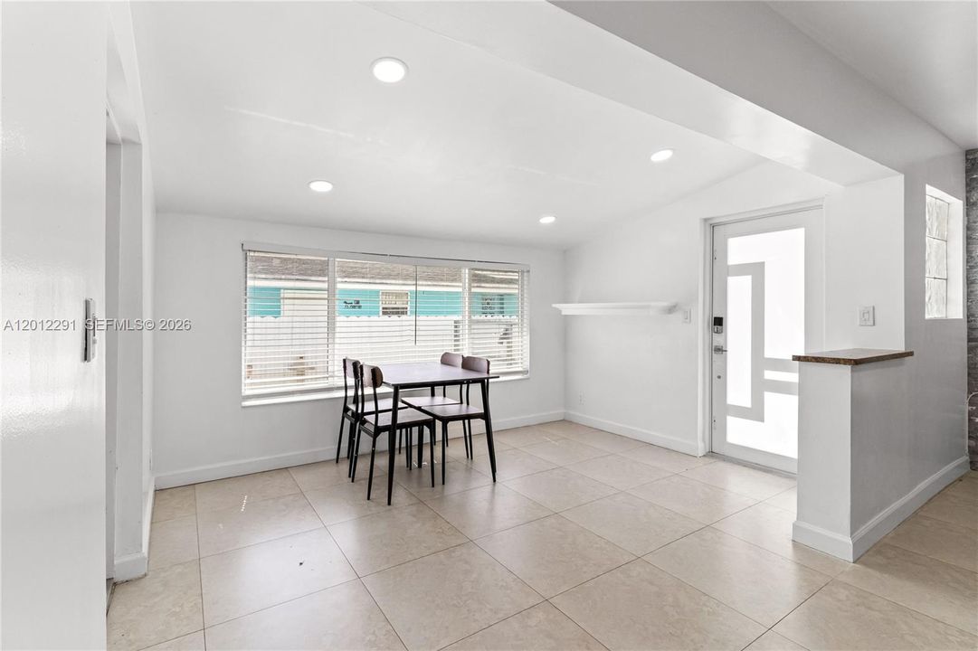 Activo con contrato: $699,000 (3 camas, 2 baños, 1528 Pies cuadrados)