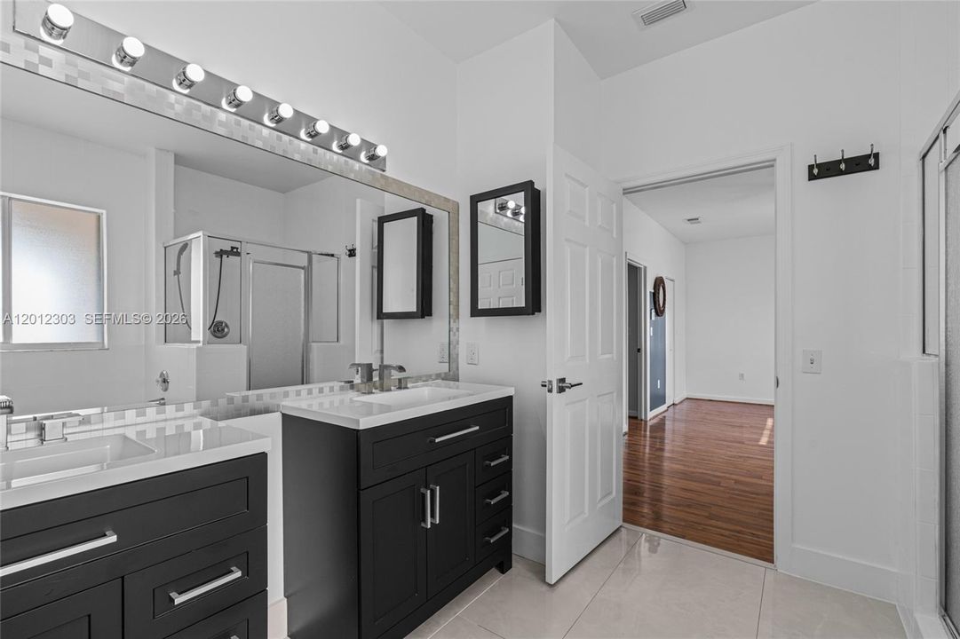 Activo con contrato: $929,000 (4 camas, 2 baños, 2136 Pies cuadrados)