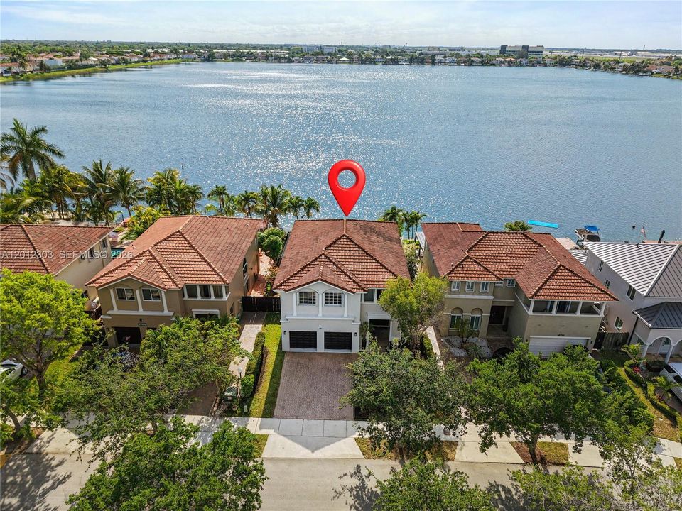 Activo con contrato: $929,000 (4 camas, 2 baños, 2136 Pies cuadrados)