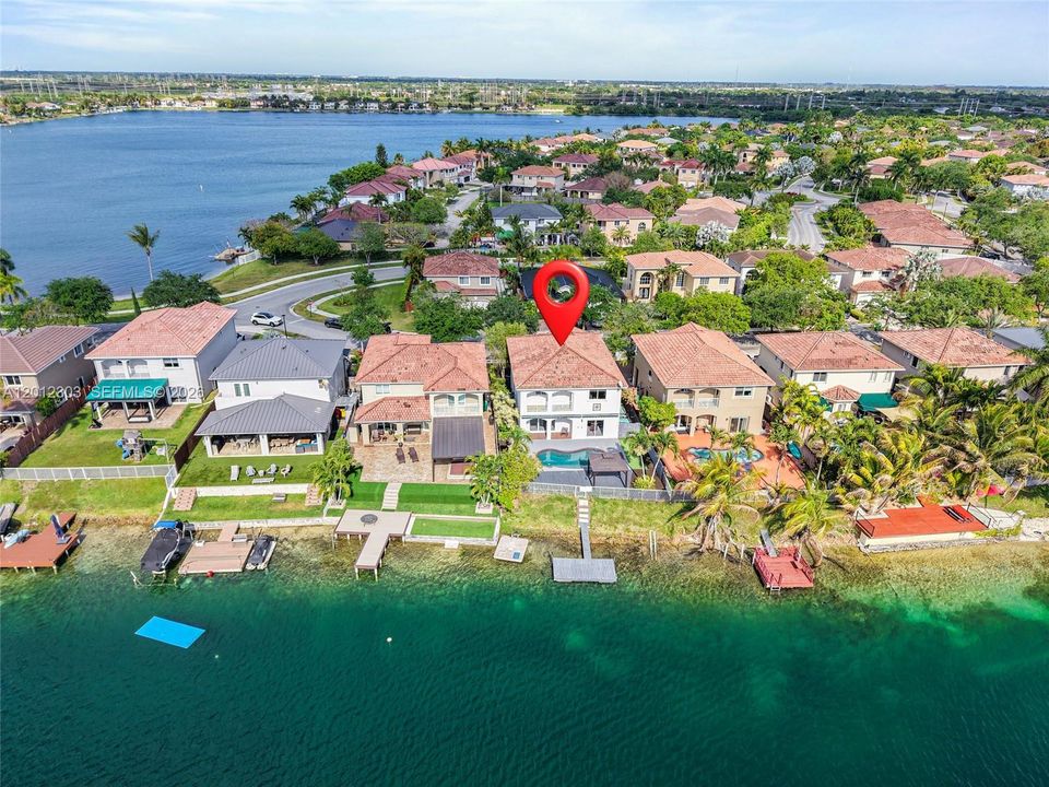Activo con contrato: $929,000 (4 camas, 2 baños, 2136 Pies cuadrados)