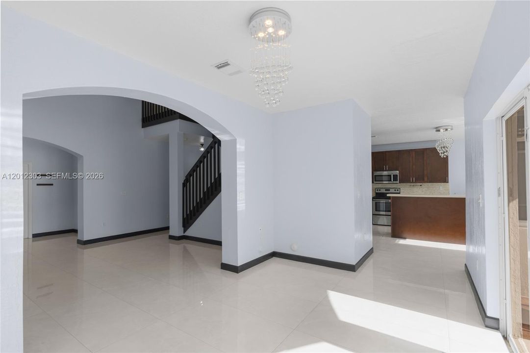 Activo con contrato: $929,000 (4 camas, 2 baños, 2136 Pies cuadrados)