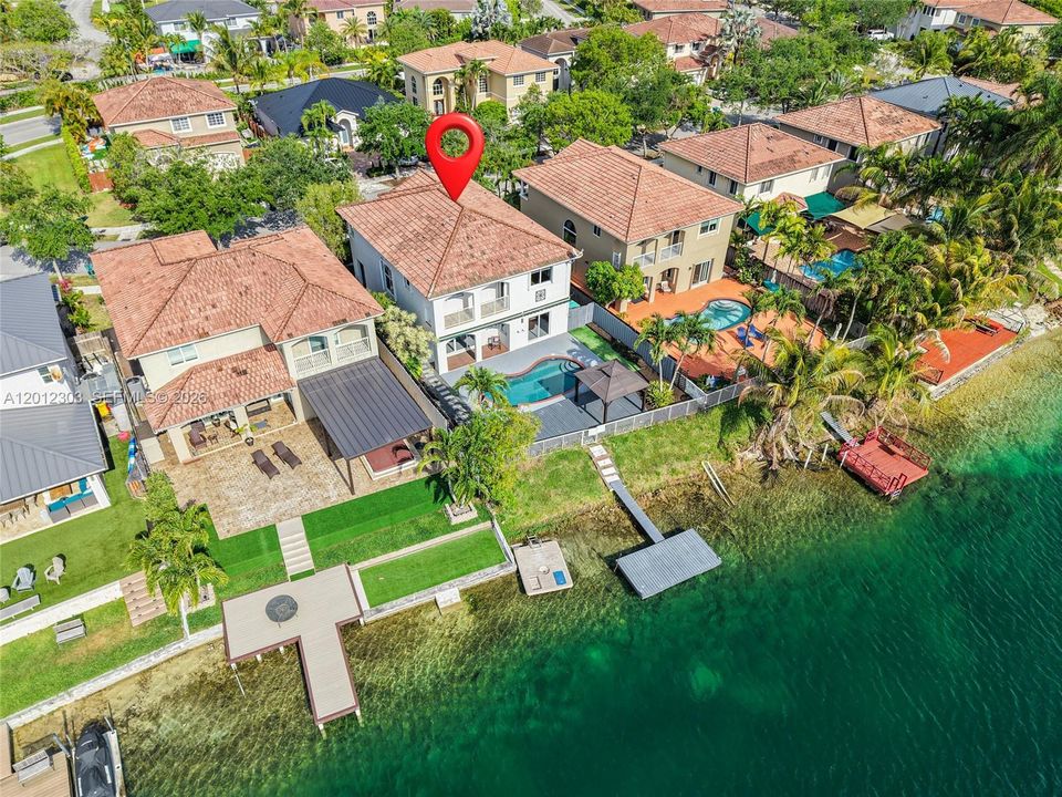 Activo con contrato: $929,000 (4 camas, 2 baños, 2136 Pies cuadrados)