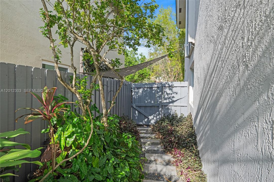Activo con contrato: $929,000 (4 camas, 2 baños, 2136 Pies cuadrados)