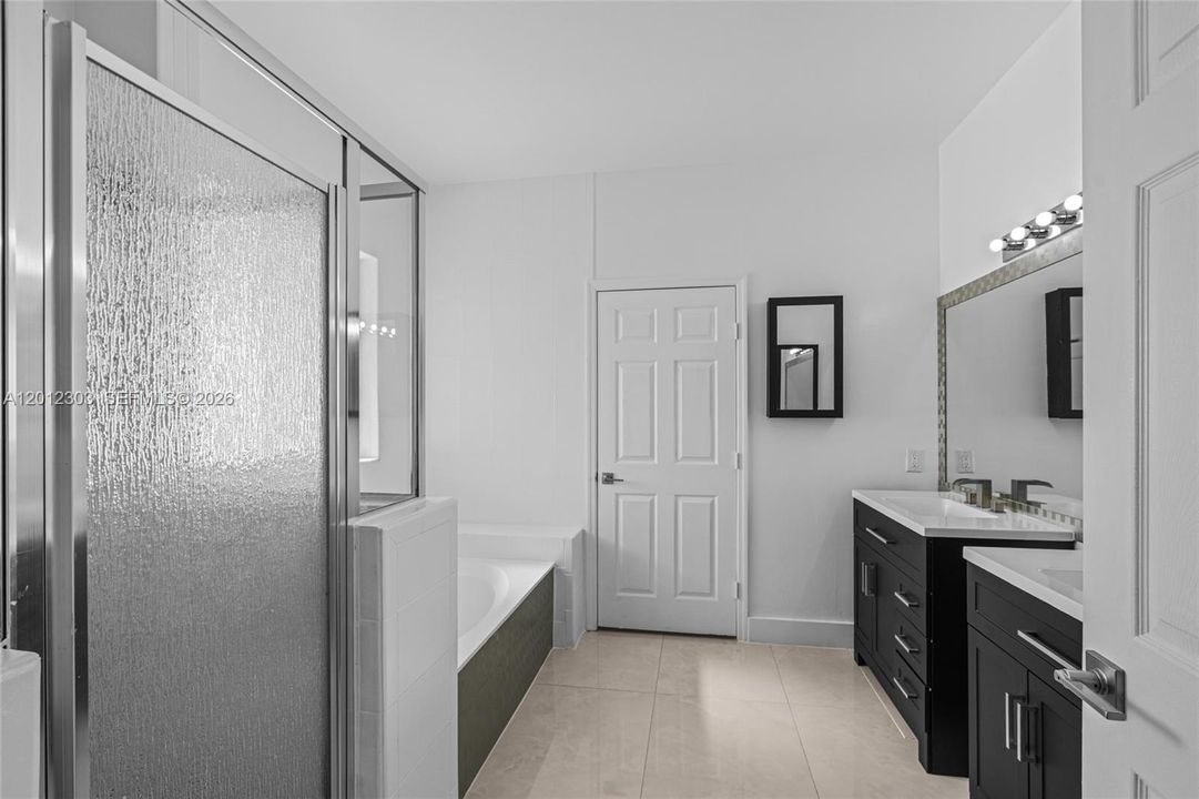 Activo con contrato: $929,000 (4 camas, 2 baños, 2136 Pies cuadrados)