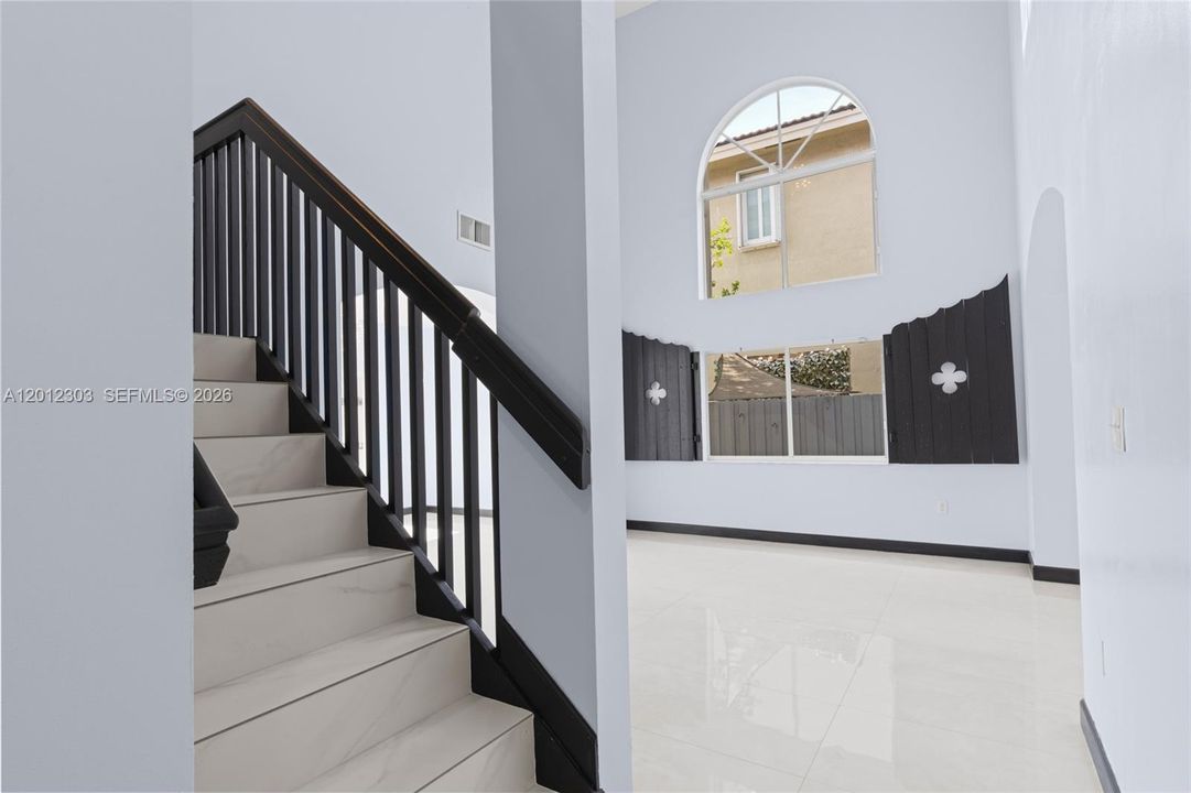 Activo con contrato: $929,000 (4 camas, 2 baños, 2136 Pies cuadrados)
