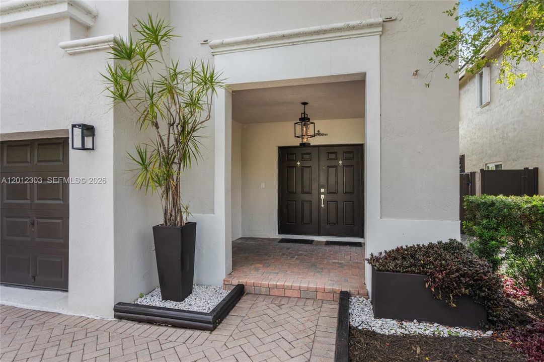 Activo con contrato: $929,000 (4 camas, 2 baños, 2136 Pies cuadrados)