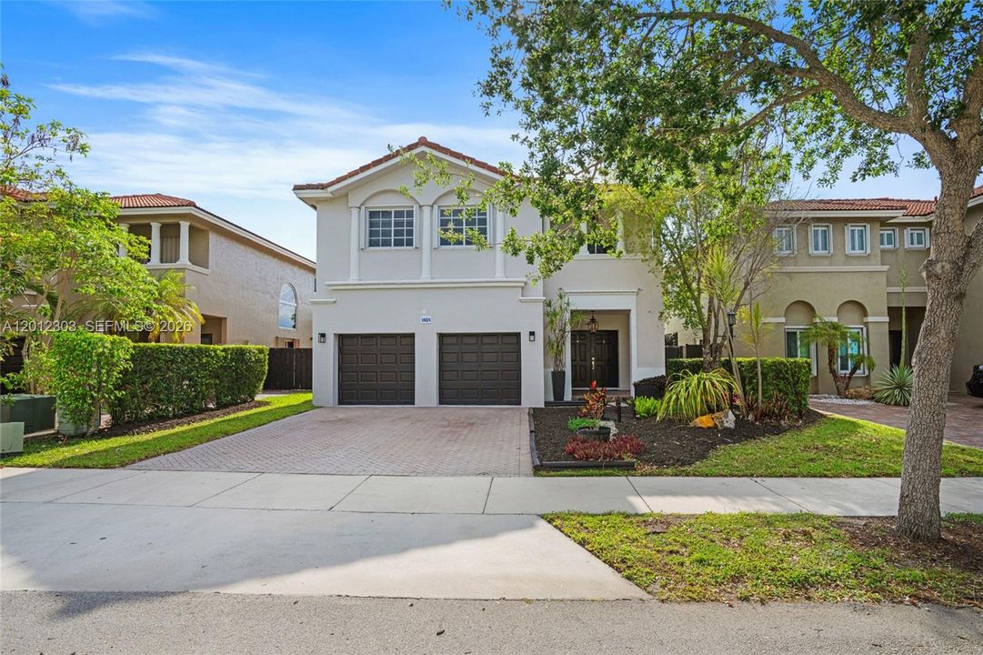 Activo con contrato: $929,000 (4 camas, 2 baños, 2136 Pies cuadrados)