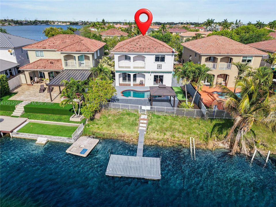 Activo con contrato: $929,000 (4 camas, 2 baños, 2136 Pies cuadrados)