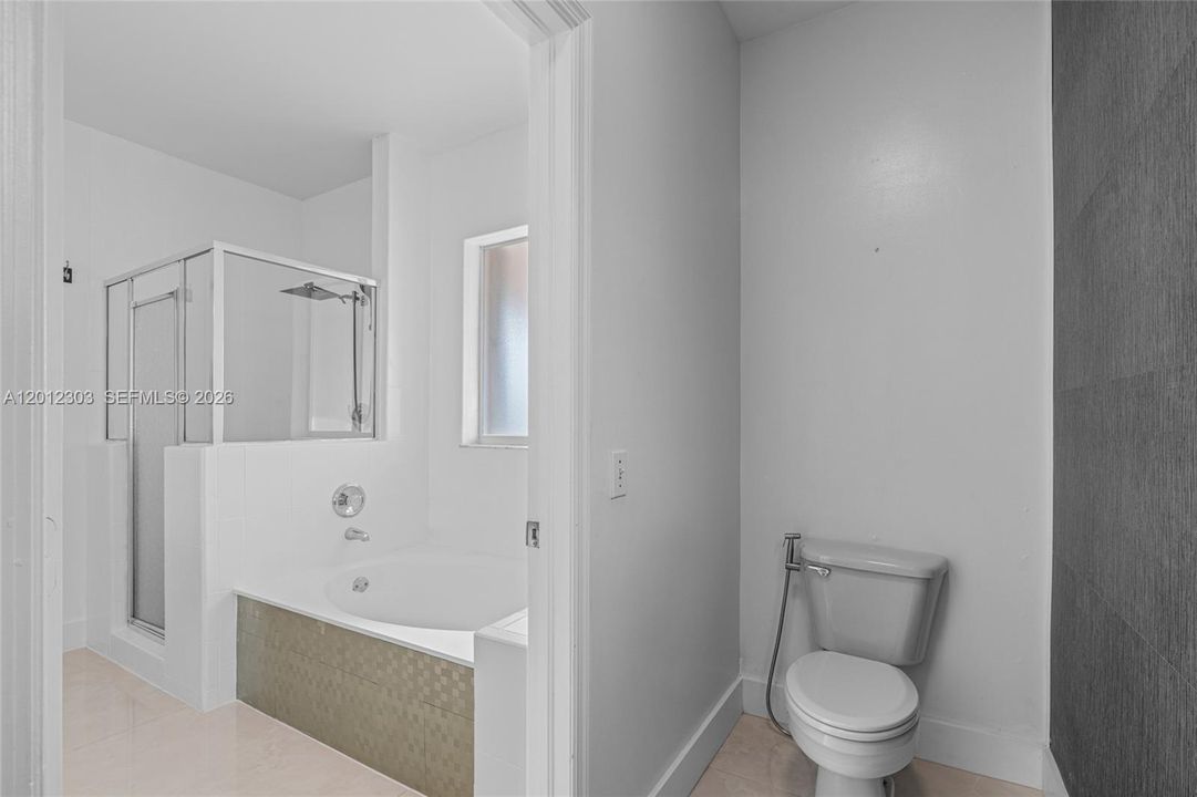Activo con contrato: $929,000 (4 camas, 2 baños, 2136 Pies cuadrados)