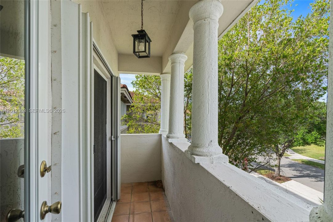 Activo con contrato: $929,000 (4 camas, 2 baños, 2136 Pies cuadrados)