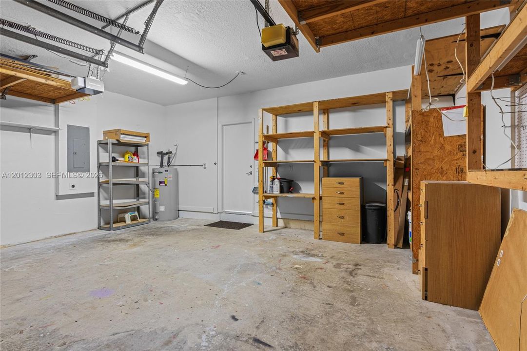 Activo con contrato: $929,000 (4 camas, 2 baños, 2136 Pies cuadrados)