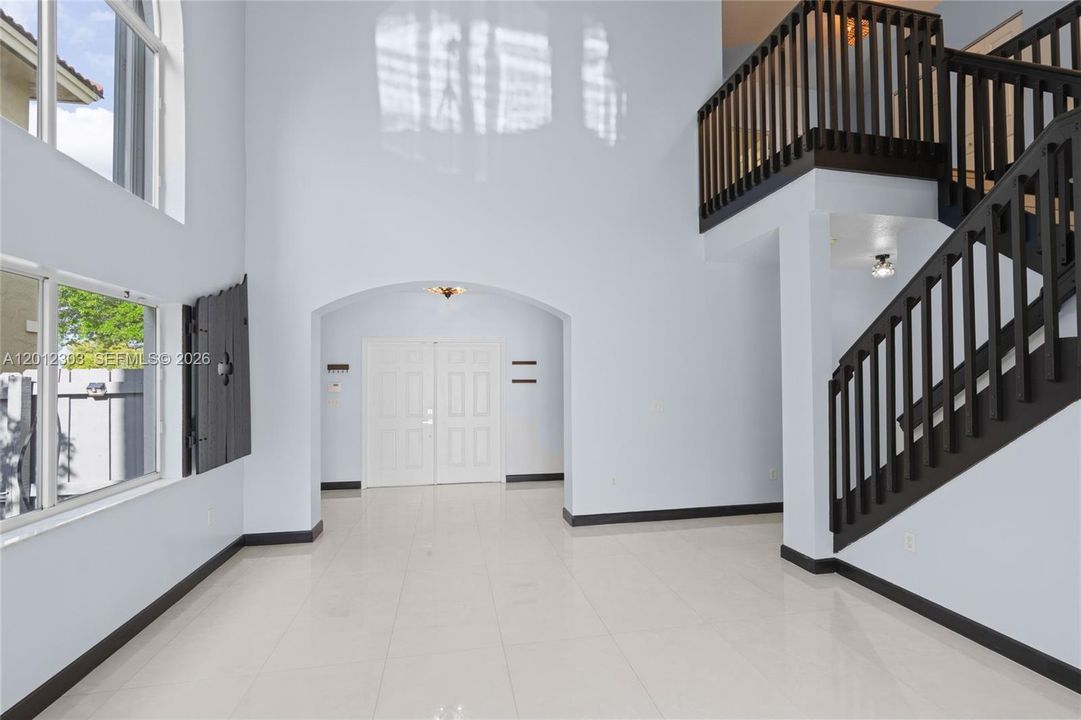 Activo con contrato: $929,000 (4 camas, 2 baños, 2136 Pies cuadrados)